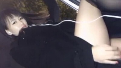 车内直播自慰，骚货边开车边自摸高潮喷水