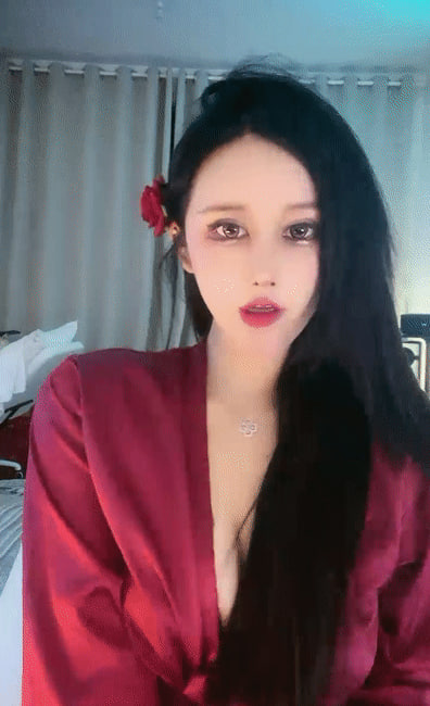 极品网红奶油女神来袭！性感睡衣配大红唇，肥臀特写掰开无毛嫩穴，假屌骑乘狂操