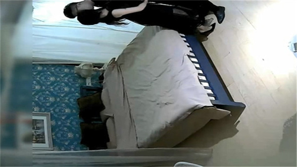 黑色高跟挑逗 透视蕾丝连衣裙包裹下的长发尤物 性感曲线毕露